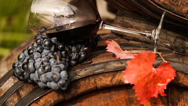 Виноградная лоза и вино в бокале на винодельческом предприятии Массандра в Крыму - Sputnik Србија