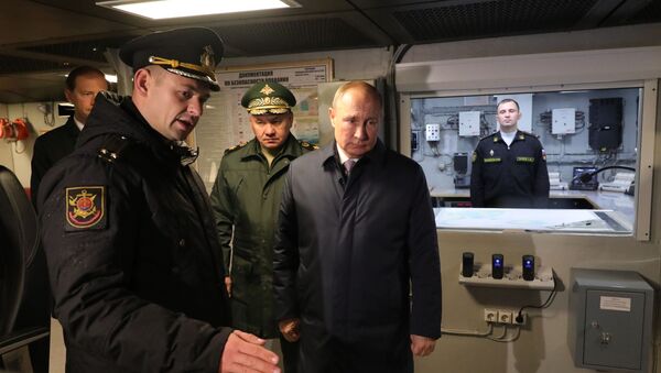 Predsednik Rusije Vladimir Putin i ministar odbrane Rusije Sergej Šojgu tokom inspekcije korvete Gremjašči - Sputnik Srbija