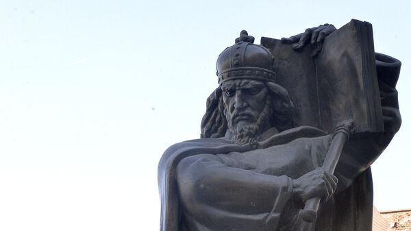 Споменик цару Душану испред Палате правде у Београду - Sputnik Србија