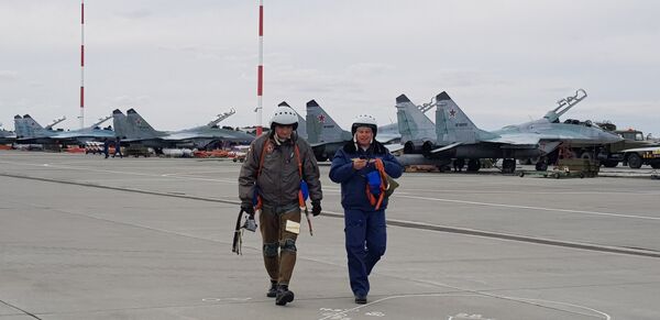 Sputnjik u kokpitu „antonova“, okružen „migovima“: Mi stojimo, a Zemlja se okreće! - Sputnik Srbija