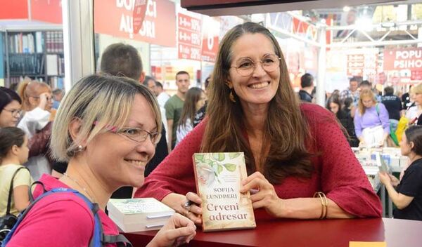 Švedska autorka Sofija Lundberj na Sajmu knjiga u Beogradu Švedska autorka Sofija Lundberj na Sajmu knjiga u Beogradu - Sputnik Srbija