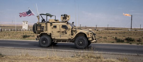 Возило америчке војске током патроле у Сирији Возило америчке војске током патроле у Сирији - Sputnik Србија