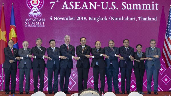 Саветник америчког председника за националну безбедност Роберт О'Брајан са представницима земаља АСЕАН-а на самиту АСЕАН-САД на Тајланду - Sputnik Србија