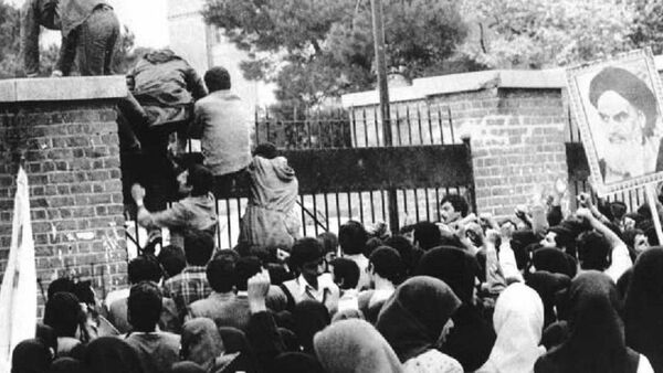 Članovi Organizacije muslimanskih studenata zauzimaju američku ambasadu u Teheranu 4. novembra 1979 godine - Sputnik Srbija