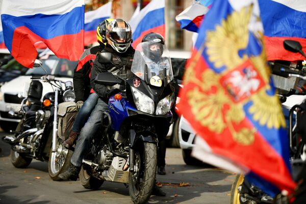 Bajkeri se voze ulicama Simferopolja na Dan narodnog jedinstva Rusije  - Sputnik Srbija