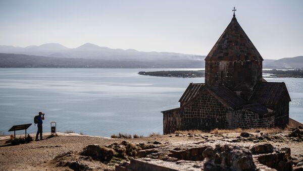 Туриста фотографише манастир Севанаванк, који се налази на северозападној обали језера Севан, у провинцији Гехаркуник у Јерменији. - Sputnik Србија