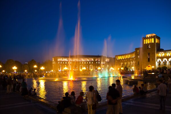 Певајућа фонтана на главном тргу у Јеревану. - Sputnik Србија