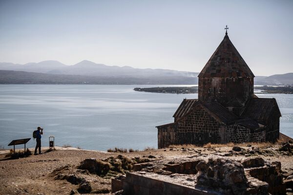 Туриста фотографише манастир Севанаванк, који се налази на северозападној обали језера Севан, у провинцији Гехаркуник у Јерменији. - Sputnik Србија