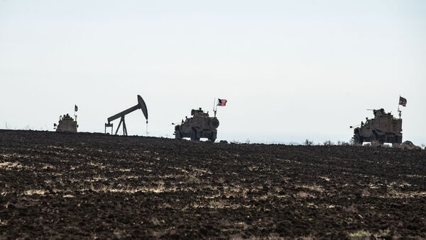 Конвој америчких возила пролази поред нафтне бушотине у Сирији - Sputnik Србија