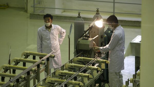Fotografija iz 2009, prikazuje iranske nuklearne tehničare kako rade na proizvodnji uranijumnskog goriva za planirani reaktor za proizvodnju teške vode, u okolini grada Isfahan. - Sputnik Srbija