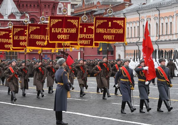 Учесници марша у част 78. годишњице параде која је одржана 7. новембра 1941. године на Црвеном тргу.  - Sputnik Србија