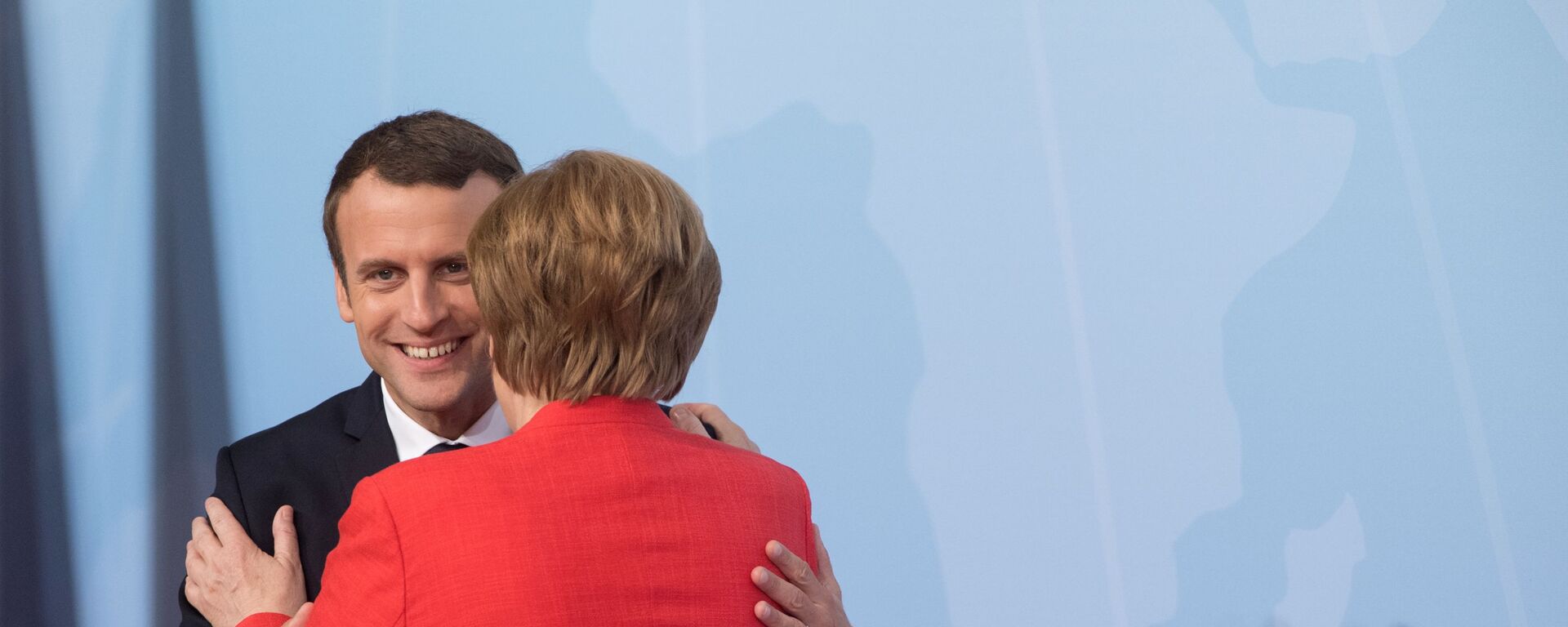 Emanuel Makron i Angela Merkel - Sputnik Srbija, 1920, 07.10.2025