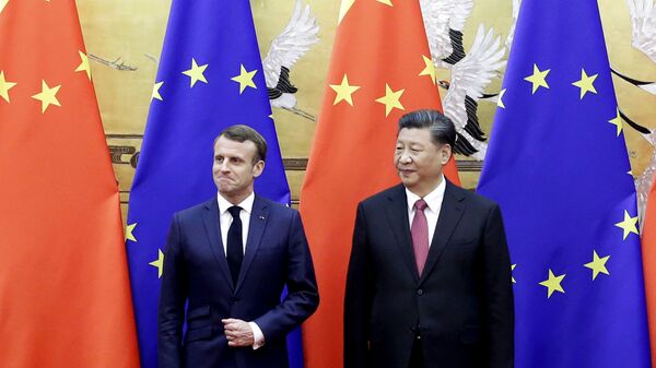 Emanuel Makron i Si Đinping na svečanoj ceremoniji u Pekingu - Sputnik Srbija