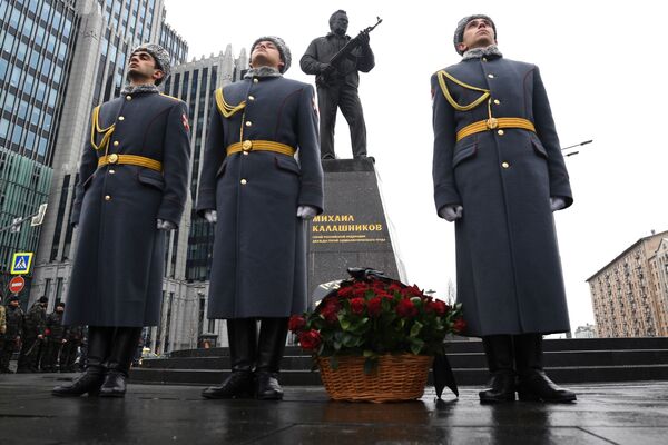 Ceremonija polaganja venca na spomenik Mihailu Kalašnjikovu u Moskvi   - Sputnik Srbija
