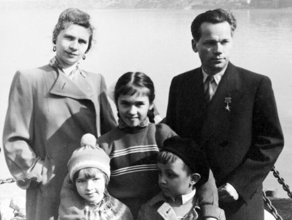 Sovjetski i ruski konstruktor oružja Mihail Timofejevič Kalašnjikov sa ženom i decom - Sputnik Srbija