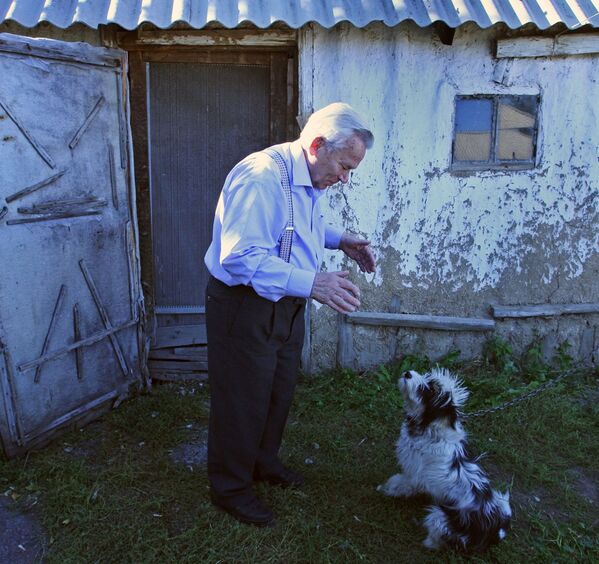 Mihail Kalašnjikov s psom u selu Kurja, u Altajskom kraju - Sputnik Srbija