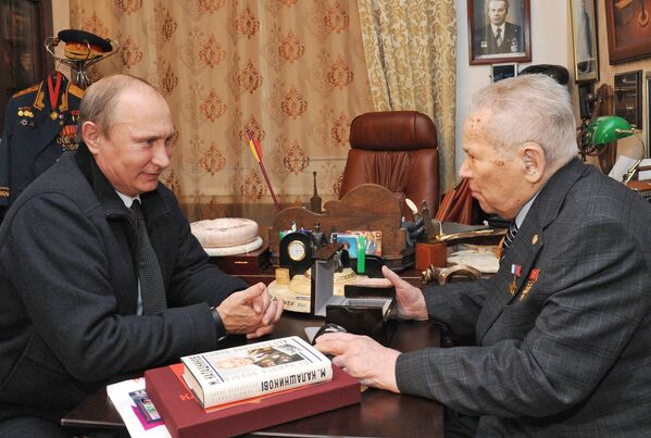 Ruski predsednik Vladimir Putin  i konstruktor oružja Mihail Kalašnjikov na sastanku u Iževsku - Sputnik Srbija