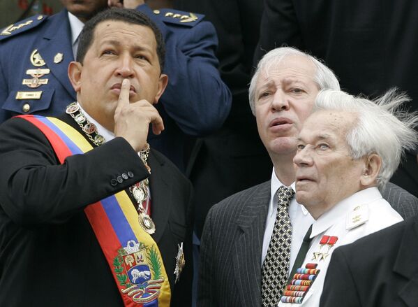 Председник Венецуеле Уго Чавез и Михаил Калашњиков у Каракасу - Sputnik Србија