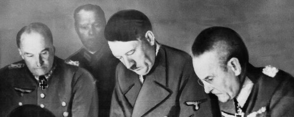 Адолф Хитлер, командант немачке армије генерал фелдмаршал Валте фон Браухич и начелник немачке армије генерал-пуковник Франц Халдер у Берлину 7. августа 1941. - Sputnik Србија