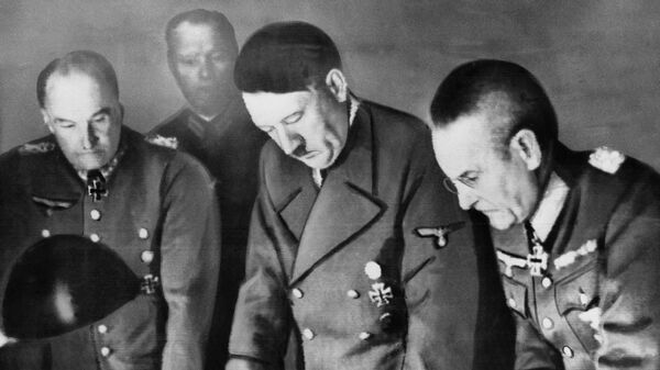 Adolf Hitler, komandant nemačke armije general feldmaršal Valte fon Brauhič i načelnik nemačke armije general-pukovnik Franc Halder u Berlinu 7. avgusta 1941. - Sputnik Srbija