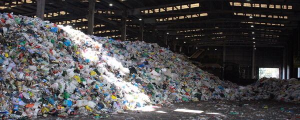 Skladište puno plastičnog otpada - Sputnik Srbija