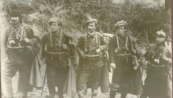 Grupa pripadnika VMRO. Drugi sleva je Vlado Černozemski, koji je u marseju, 9. oktobra 1934. ubio kralja Aleksandra. - Sputnik Srbija