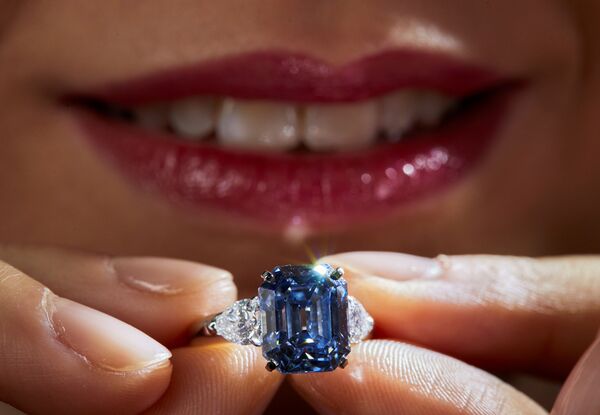 Редак плави дијамант продат на аукцији за 10 милиона долара - Sputnik Србија