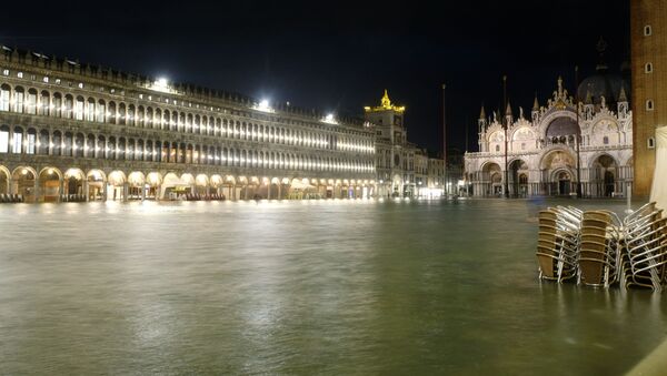 Туристи на тргу Светог Марка за време поплава у Венецији - Sputnik Србија