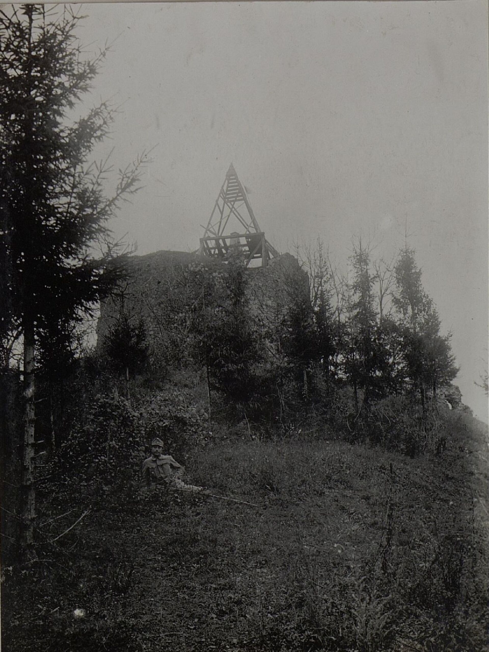 Аустроугарски војник снимљен испред рушевина Жрнова 1915. - Sputnik Србија, 1920, 17.02.2022