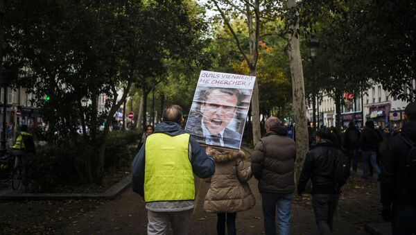 Лик Емануела Макрона на протесту Жутих прслука у Паризу - Sputnik Србија
