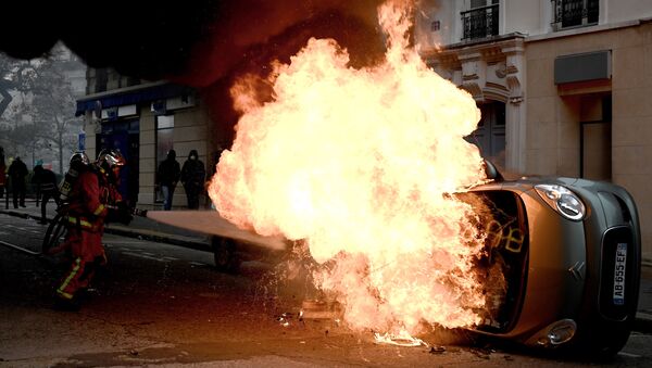 Zapaljeni automobil na protestu Žutih prsluka u Parizu - Sputnik Srbija