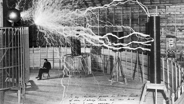 Tesla sedi u svojoj laboratoriji u Kolorado Springsu unutar svog „Uveličavajućeg prenosnika” koji proizvodi milione volti napona. - Sputnik Srbija