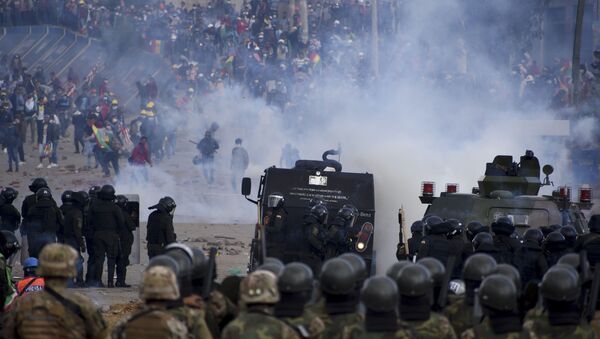 Snage bezbednosti tokom sukoba sa demonstrantima, pristalicama bivšeg bolivijskog predsednika Eva Moralesa, u Sakabi u Boliviji - Sputnik Srbija