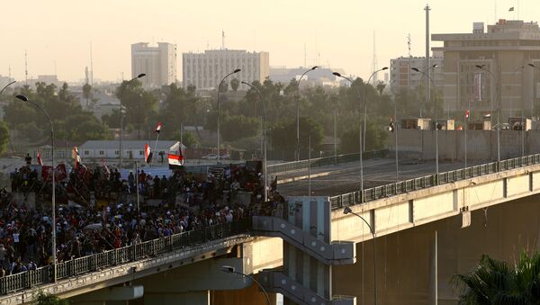 Demonstranti se okupljaju na mostu Sinak na protestima u Bagdadu - Sputnik Srbija