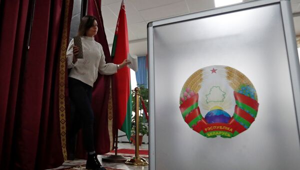 Žena glasa na parlamentarnim izborima u Belorusiji - Sputnik Srbija
