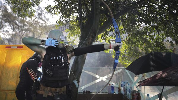 Демонстрант испаљује стрелу током сукоба са полицијом на протестима у Хонгконгу - Sputnik Србија