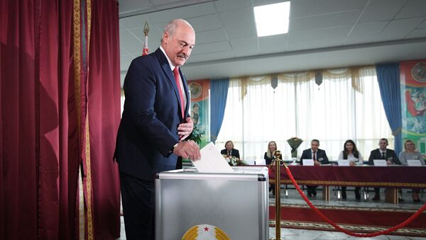 Председник Белорусије Александар Лукашенко гласа на парламентарним изборима - Sputnik Србија