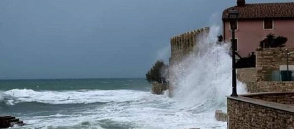 Veliki talasi u Istri - Sputnik Srbija