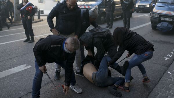 Hapšenje demonstranta na ulicama Pariza - Sputnik Srbija