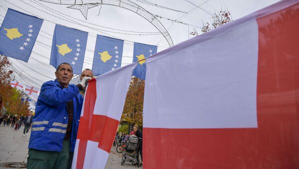 Glavni trg u Prištini bio je ukrašen zastavama Engleske uoči kvalifikacione utakmice za EURO 2020. - Sputnik Srbija