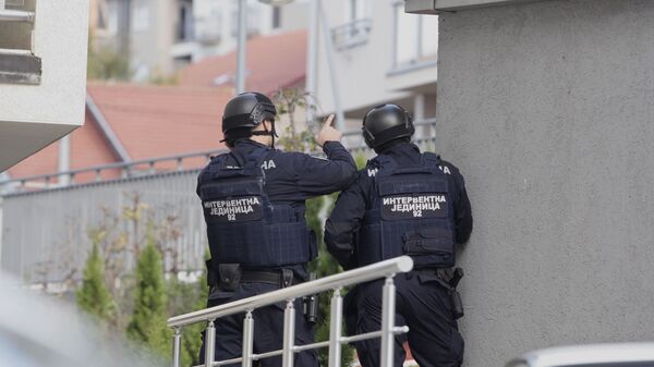 Policija u naselju Braće Jerković u Beogradu, ispred zgrade u kojoj policijski službenik preti samoubistvom - Sputnik Srbija