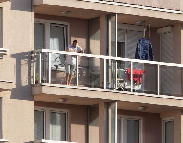 Крај драме на Вождовцу: Наоружани мушкарац се предао полицији Крај драме на Вождовцу: Наоружани мушкарац се предао полицији - Sputnik Србија