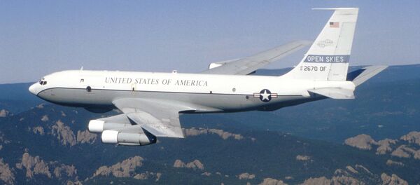 Američki avion Boing OC-135B tokom osmatračkog leta u okviru Sporazuma o otvorenom nebu Američki avion Boing OC-135B tokom osmatračkog leta u okviru Sporazuma o otvorenom nebu - Sputnik Srbija