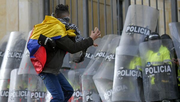 Студент напада полицију на протесту у Боготи, Колумбија. - Sputnik Србија