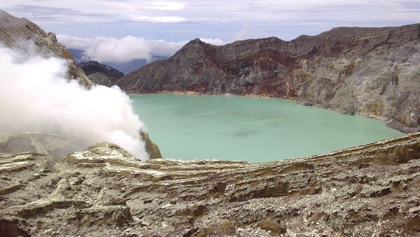 Вулканско језеро Кавах ијен у Индонезији - Sputnik Србија