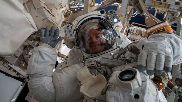 Астронаут НАСА Ендрју Морган за време изласка у отворени свемир - Sputnik Србија