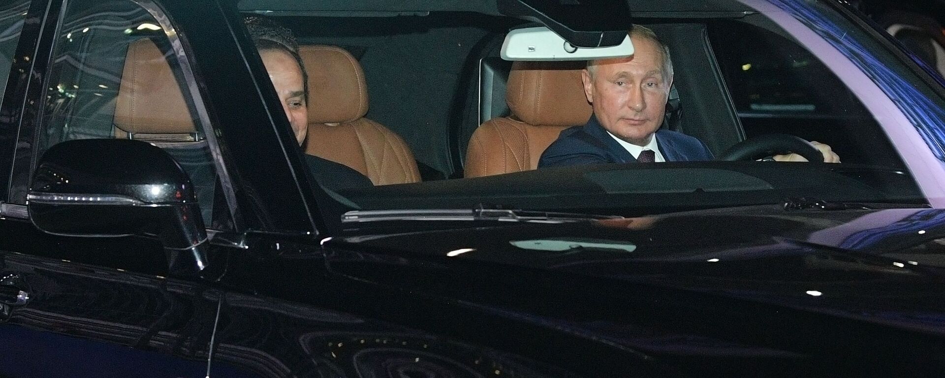 Ruski predsednik Vladimir Putin u svojoj limuzini - Sputnik Srbija, 1920, 24.11.2019