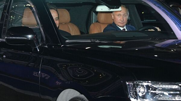 Руски председник Владимир Путин у својој лимузини - Sputnik Србија