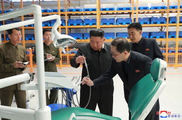 Севернокорејски лидер често организује инспекције компанија и фабрика. На фотографији: Ким Џонг Ун посећује фабрику медицинске опреме у Мјохјангсану. - Sputnik Србија