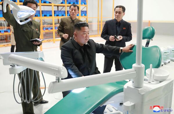 Ким Џонг Ун у посети фабрици медицинске опреме у Мјохјангсану. - Sputnik Србија